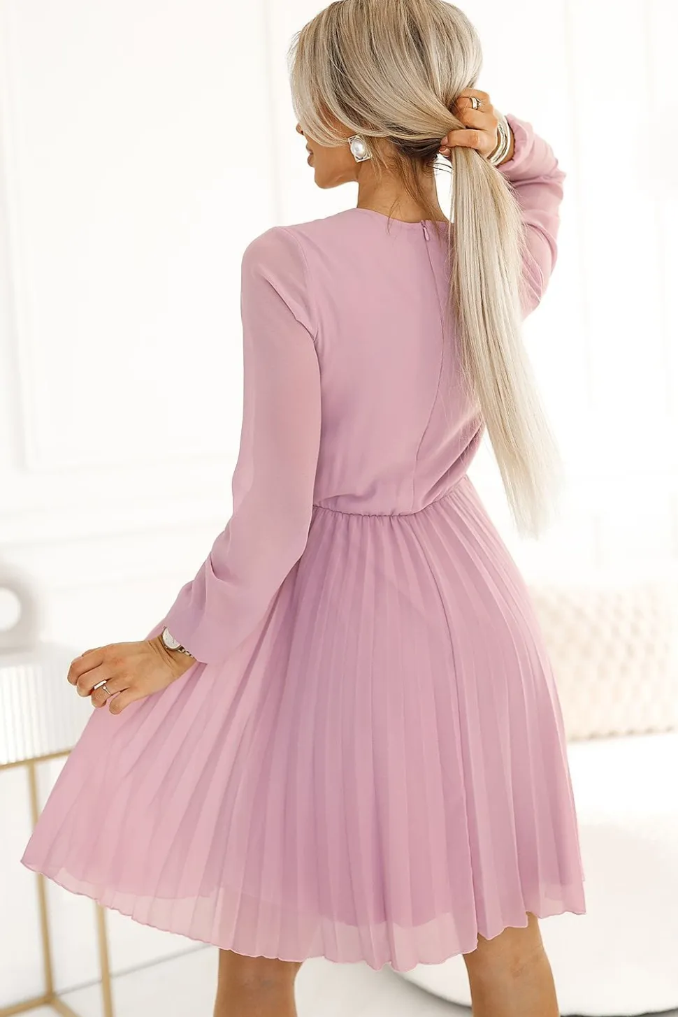 Robe de cocktail courte plissée manches longues