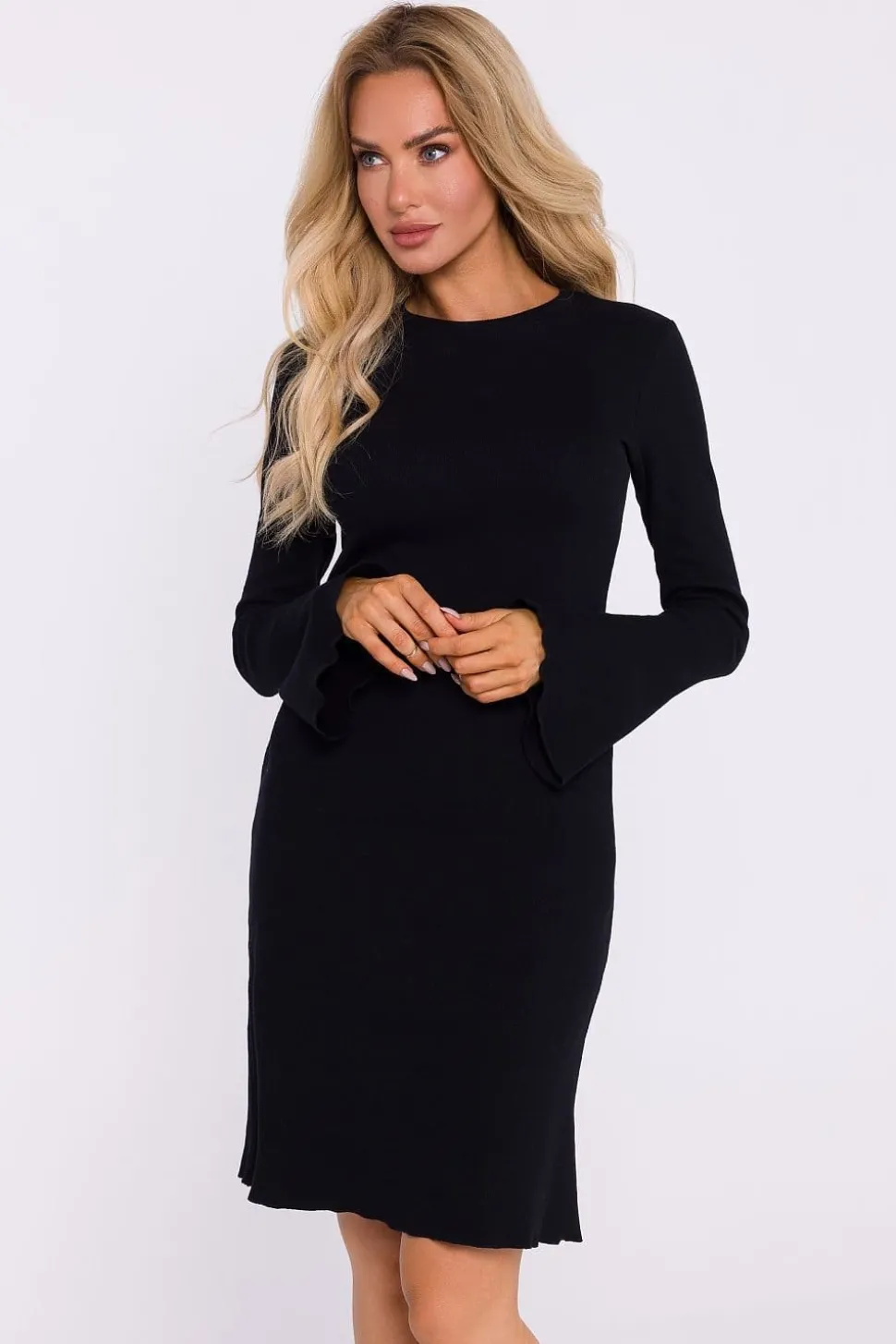 Robe de cocktail courte à poignets évasés et manches longues