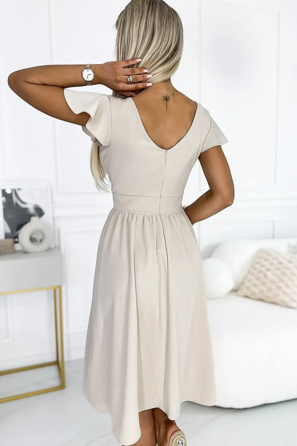 Robe de cocktail décolletée manches courtes