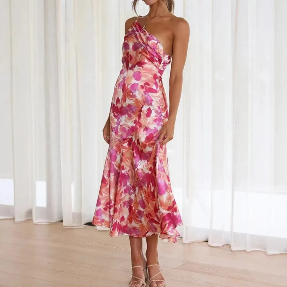 Robe de cocktail fleurie à une épaule