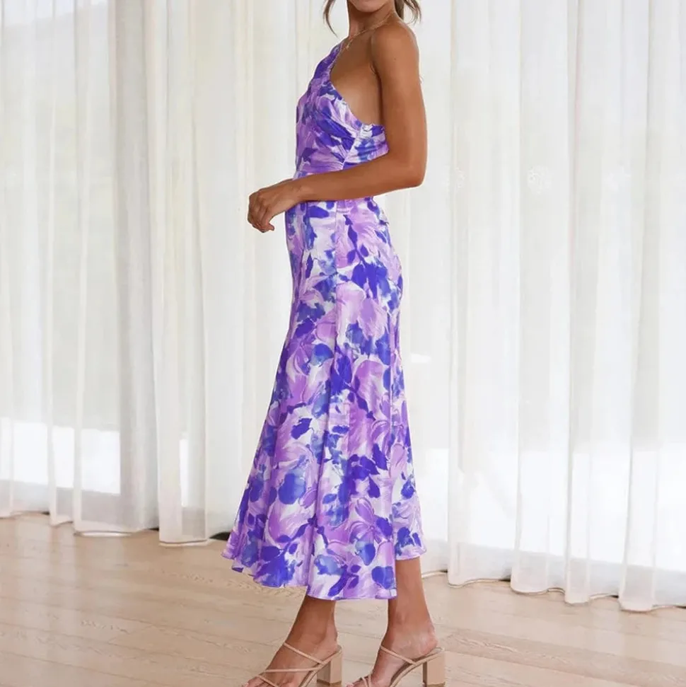 Robe de cocktail fleurie à une épaule