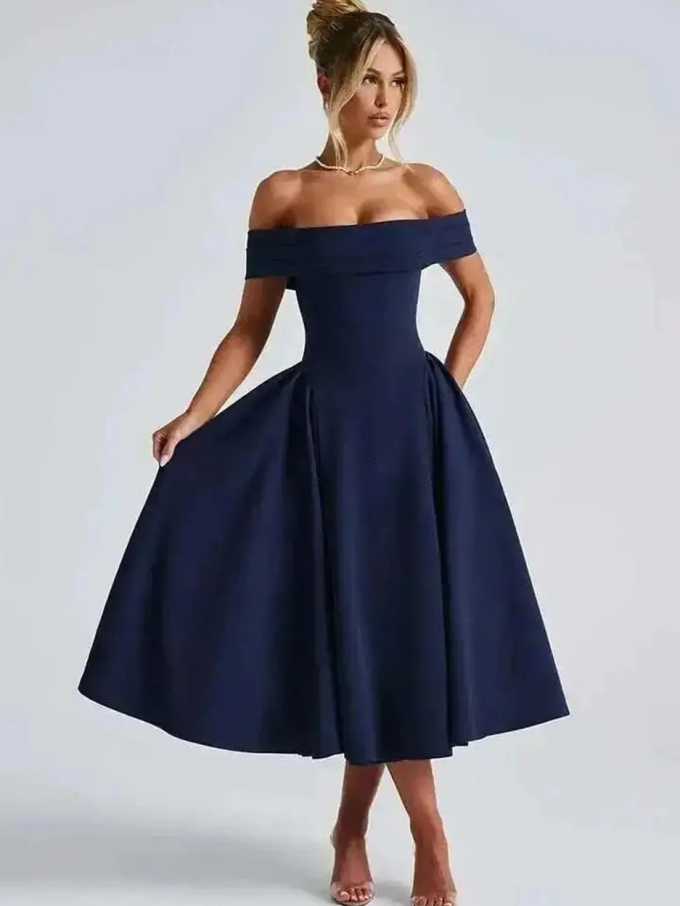 Robe de cocktail midi évasée col bardot