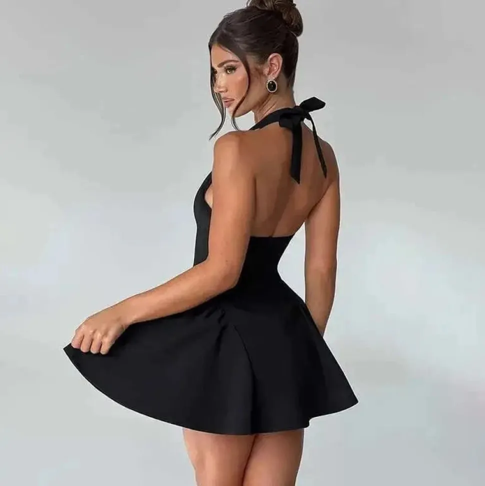 Robe de cocktail mini évasée dos nu