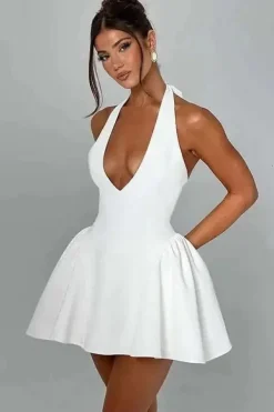 Robe de cocktail mini évasée dos nu