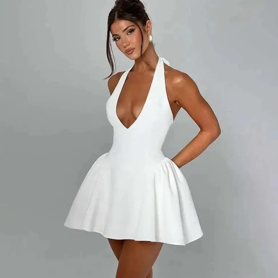 Robe de cocktail mini évasée dos nu