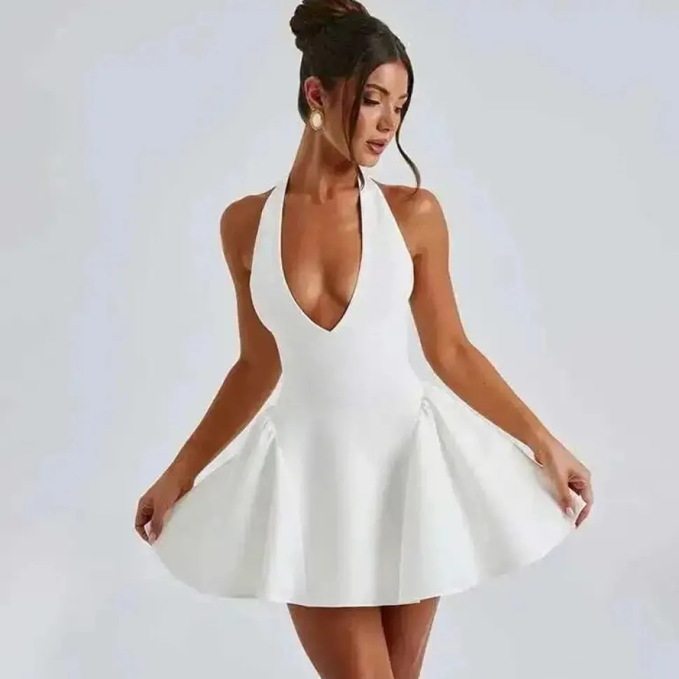 Robe de cocktail mini évasée dos nu