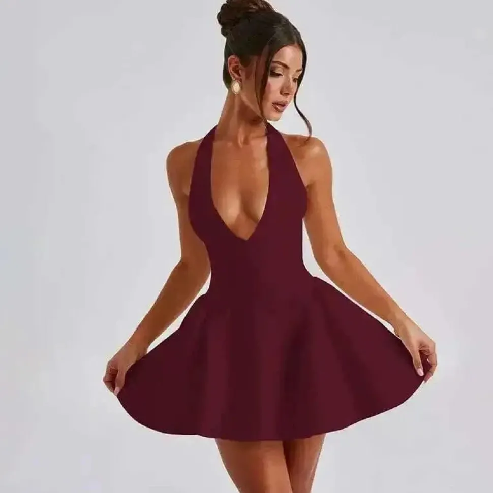 Robe de cocktail mini évasée dos nu