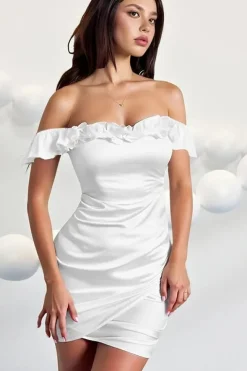 Robe de cocktail moulante blanche épaules dénudées