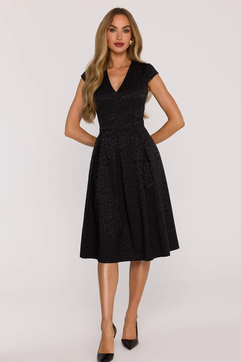 Robe de cocktail noire évasée à plis creux