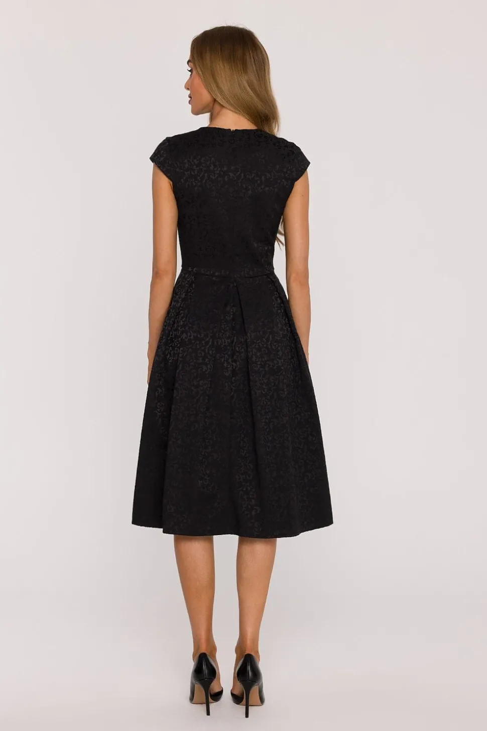 Robe de cocktail noire évasée à plis creux