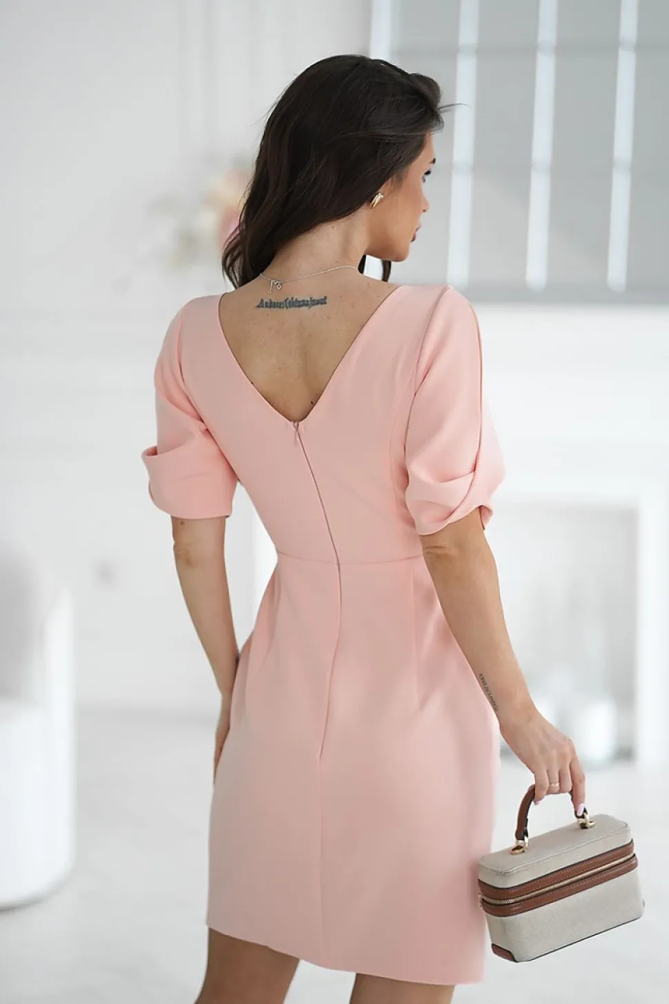 Robe de cocktail rose courte décolleté croisé