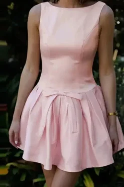 Robe de cocktail rose courte évasée