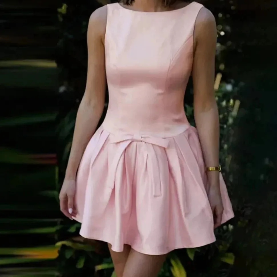 Robe de cocktail rose courte évasée