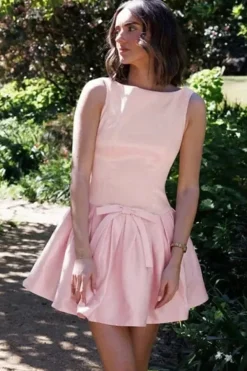 Robe de cocktail rose courte évasée