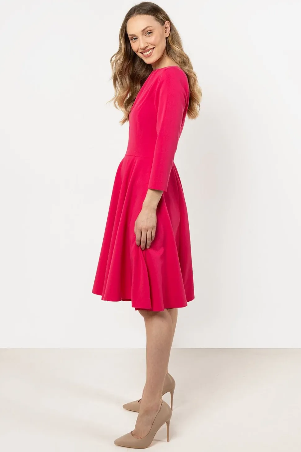 Robe de cocktail rose évasée manches longues