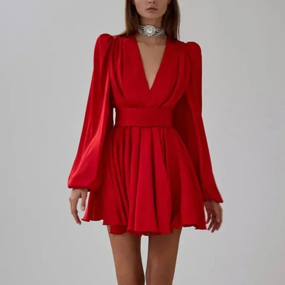 Robe de cocktail rouge courte évasée manches longues