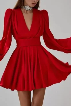 Robe de cocktail rouge courte évasée manches longues