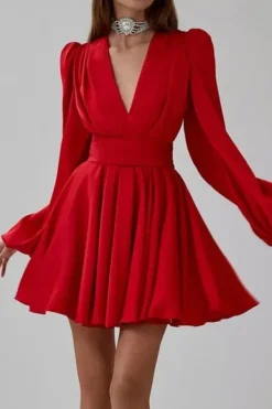 Robe de cocktail rouge courte évasée manches longues