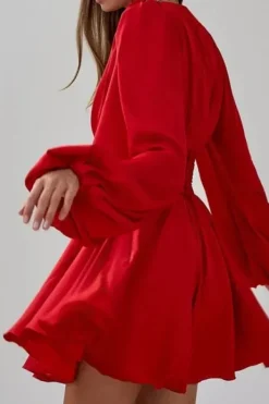 Robe de cocktail rouge courte évasée manches longues