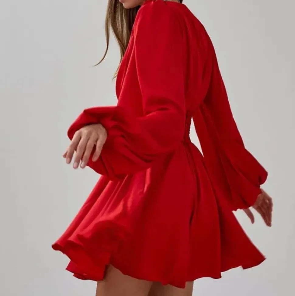 Robe de cocktail rouge courte évasée manches longues