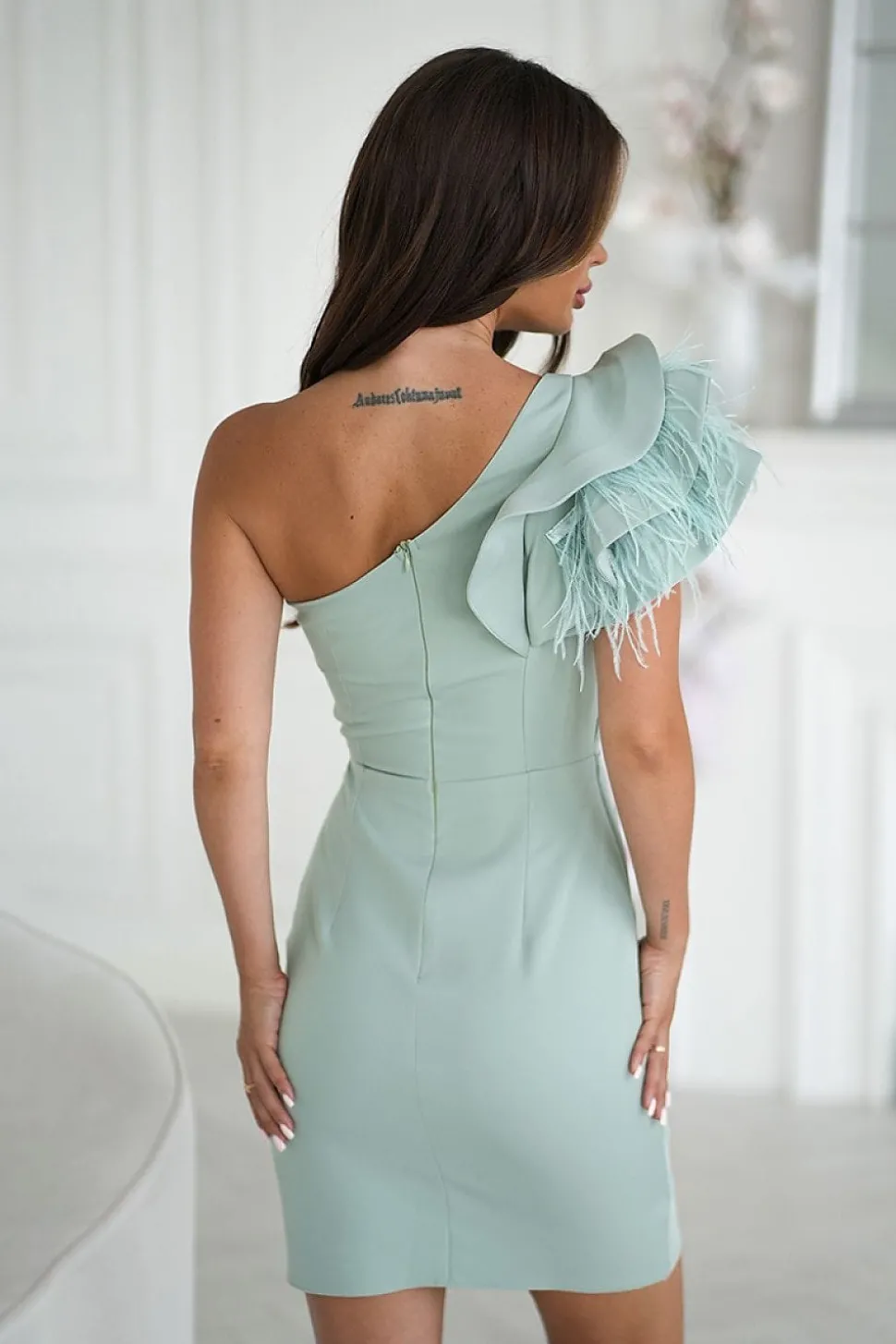 Robe de cocktail vert sauge courte asymétrique