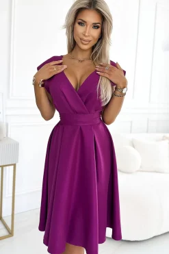 Robe de cocktail violette évasée