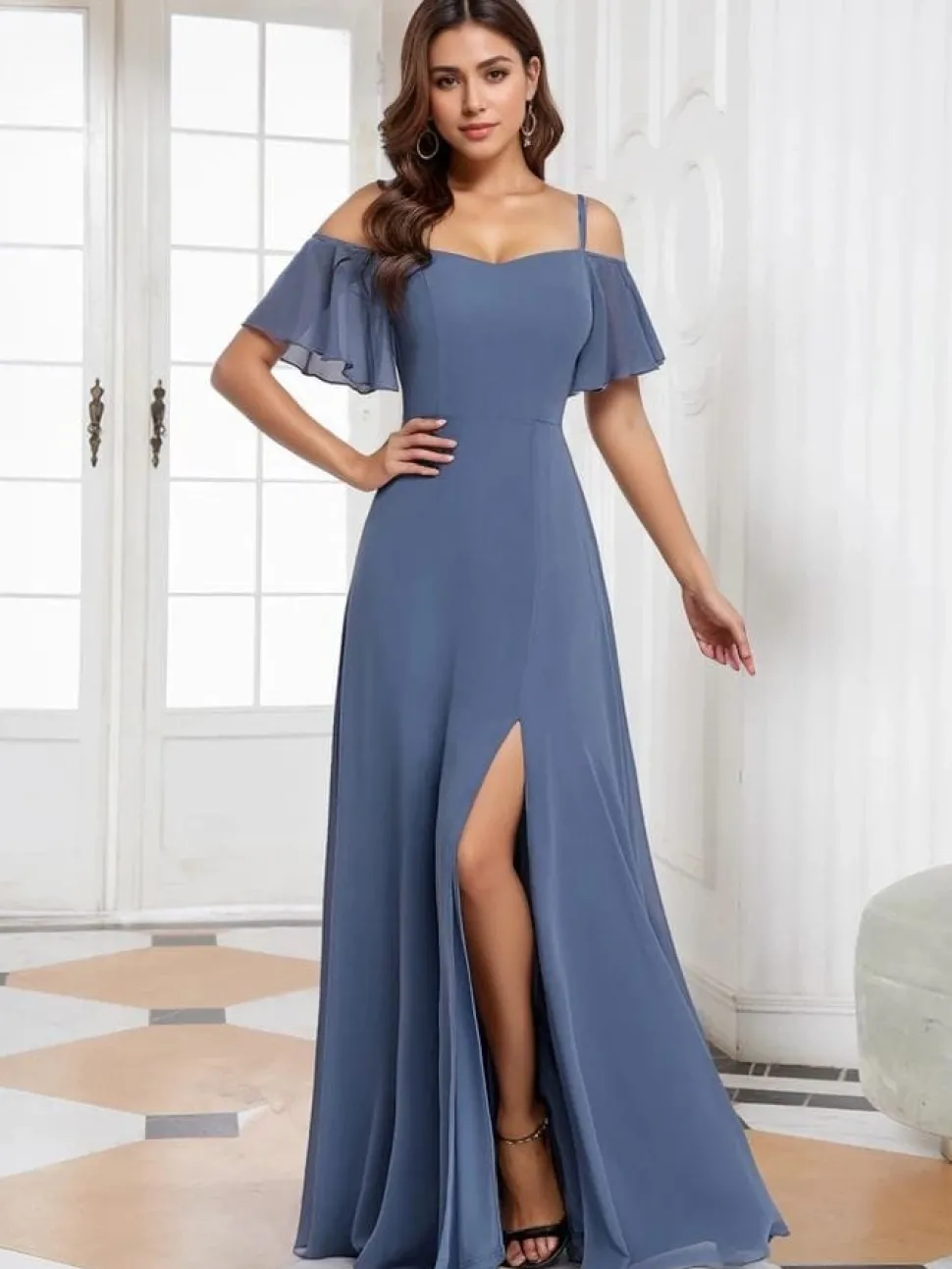 Robe de demoiselle d'honneur bleue à fente haute et bretelles fines