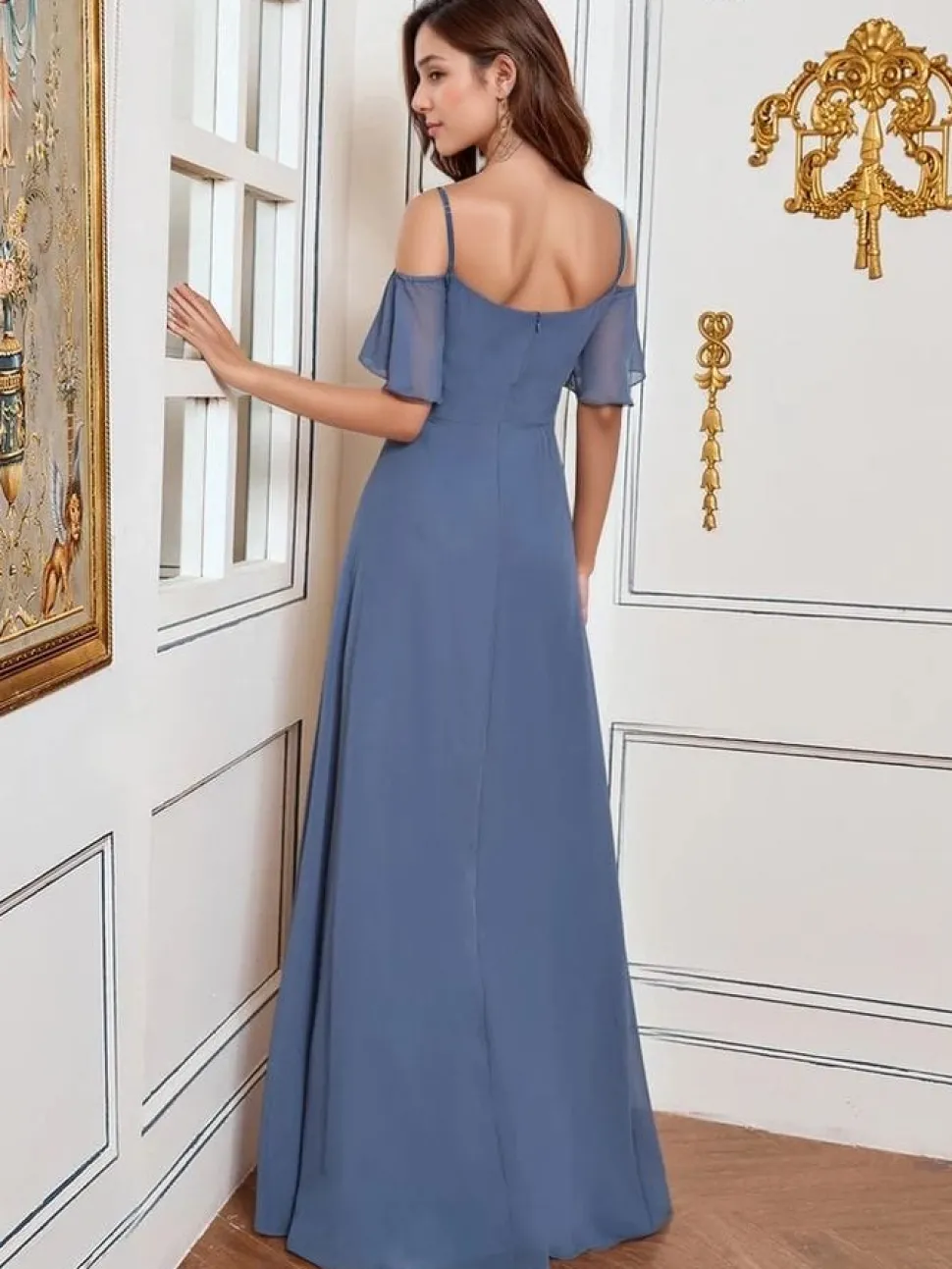 Robe de demoiselle d'honneur bleue à fente haute et bretelles fines