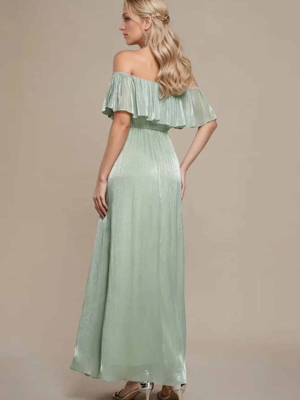 Robe de demoiselle d'honneur verte sauge épaules dénudées à volants