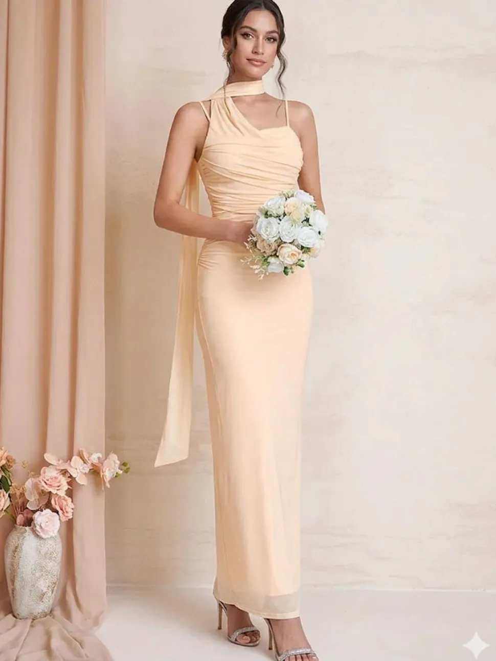 Robe demoiselle d'honneur beige longue moulante