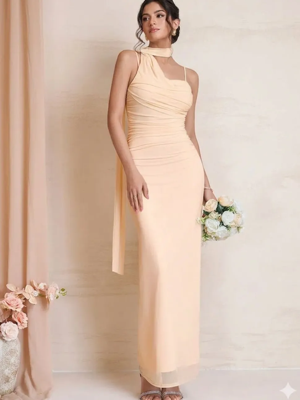 Robe demoiselle d'honneur beige longue moulante