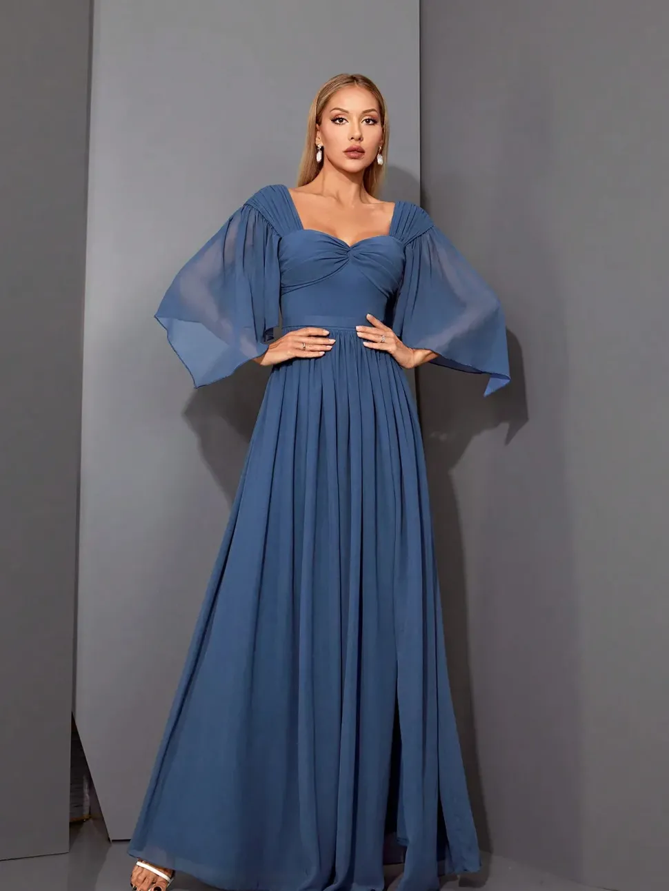 Robe demoiselle d'honneur bleue avec manches flottantes et fente haute