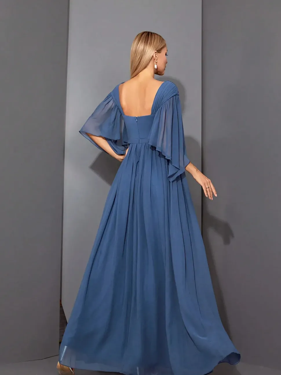 Robe demoiselle d'honneur bleue avec manches flottantes et fente haute