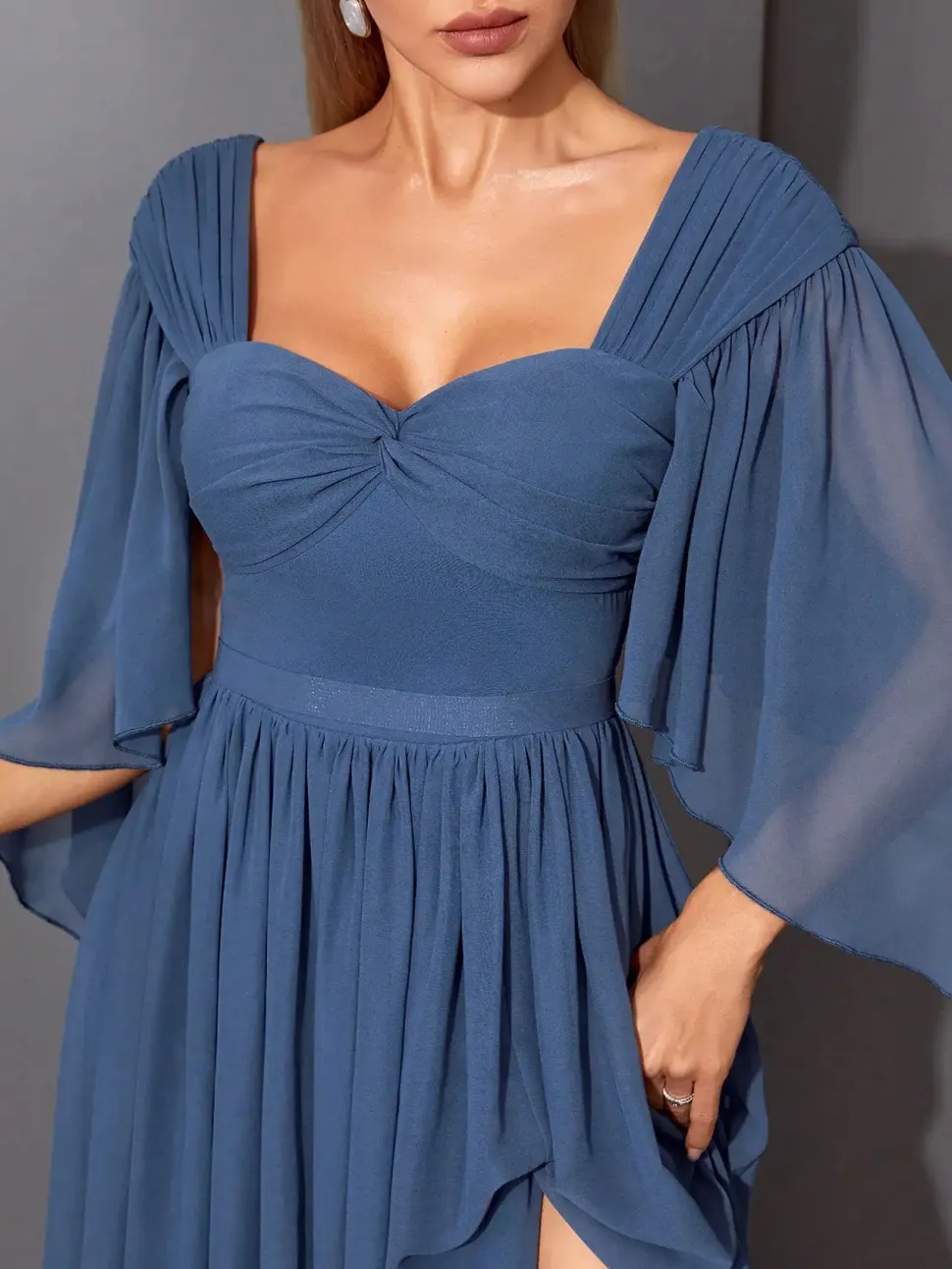 Robe demoiselle d'honneur bleue avec manches flottantes et fente haute