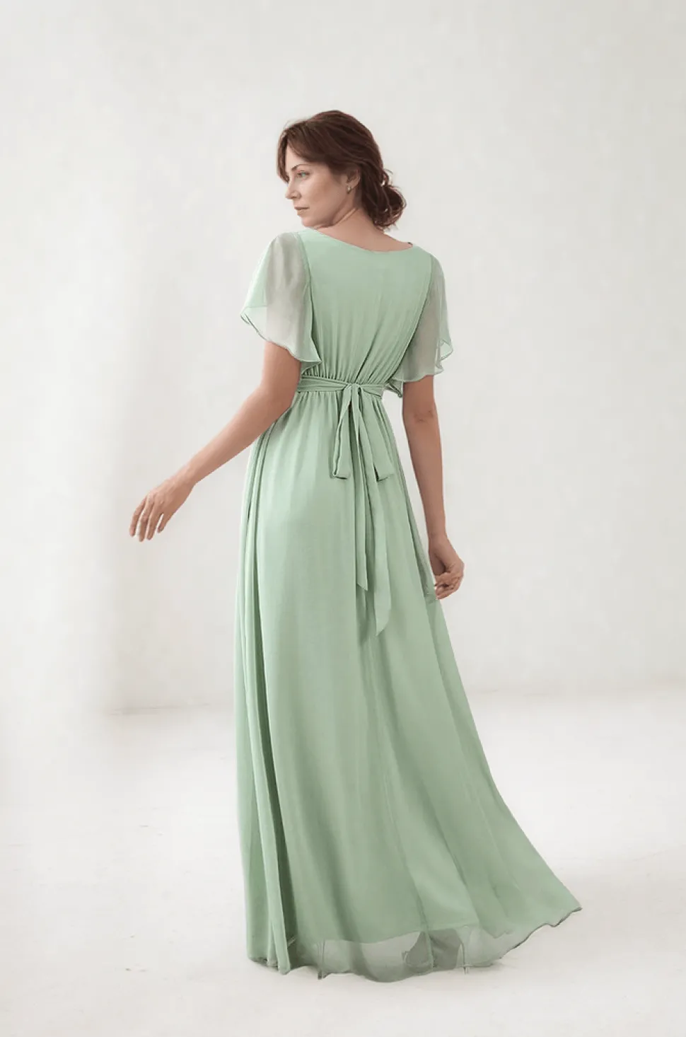 Robe demoiselle d'honneur vert sauge manches à volants