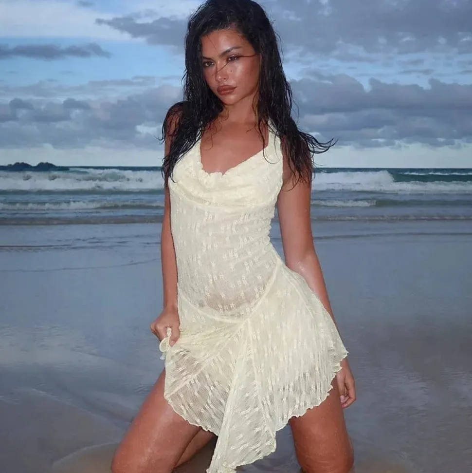 Robe de plage courte beige en dentelle