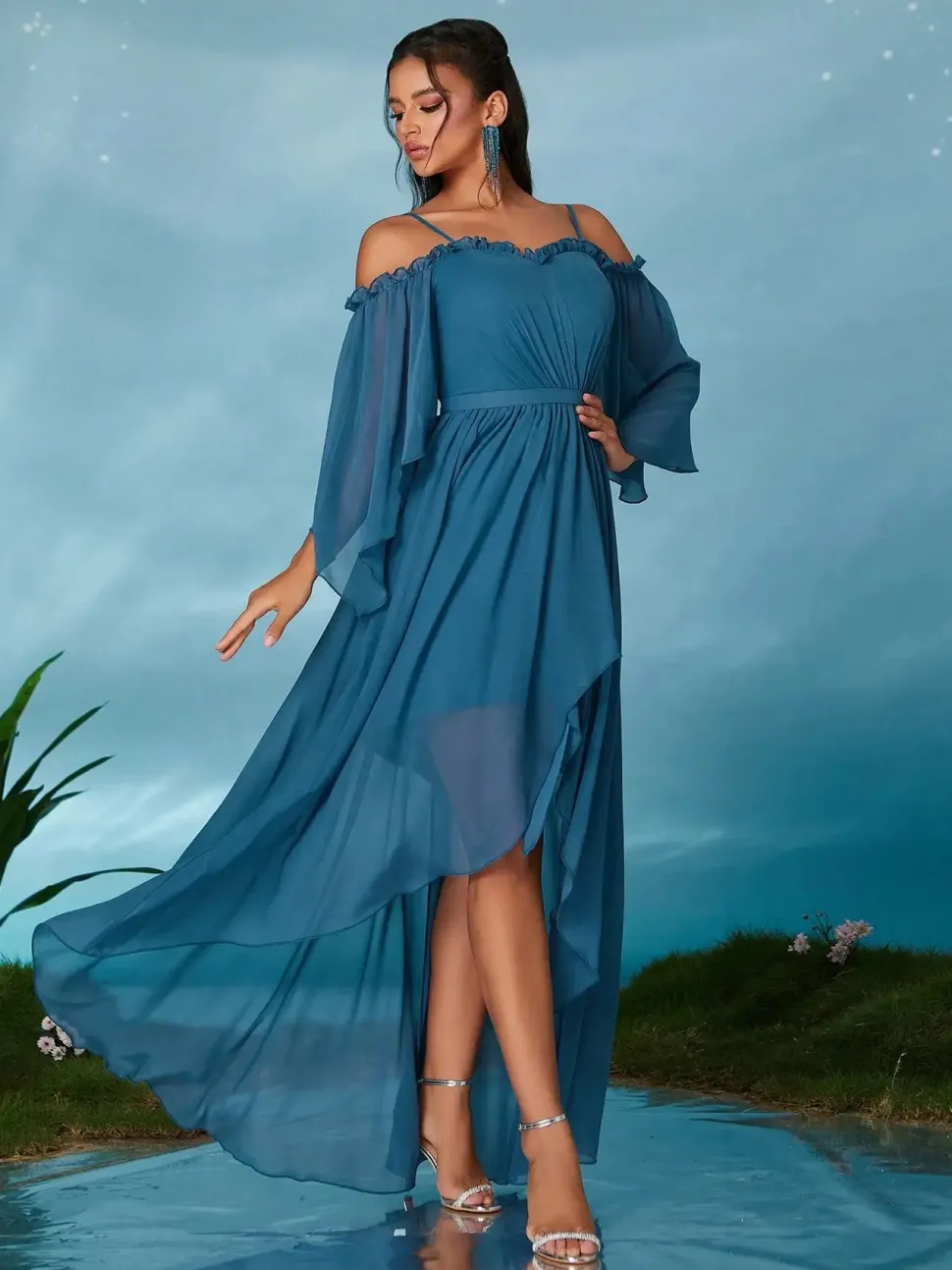 Robe de soirée bleue asymétrique à manches fluides