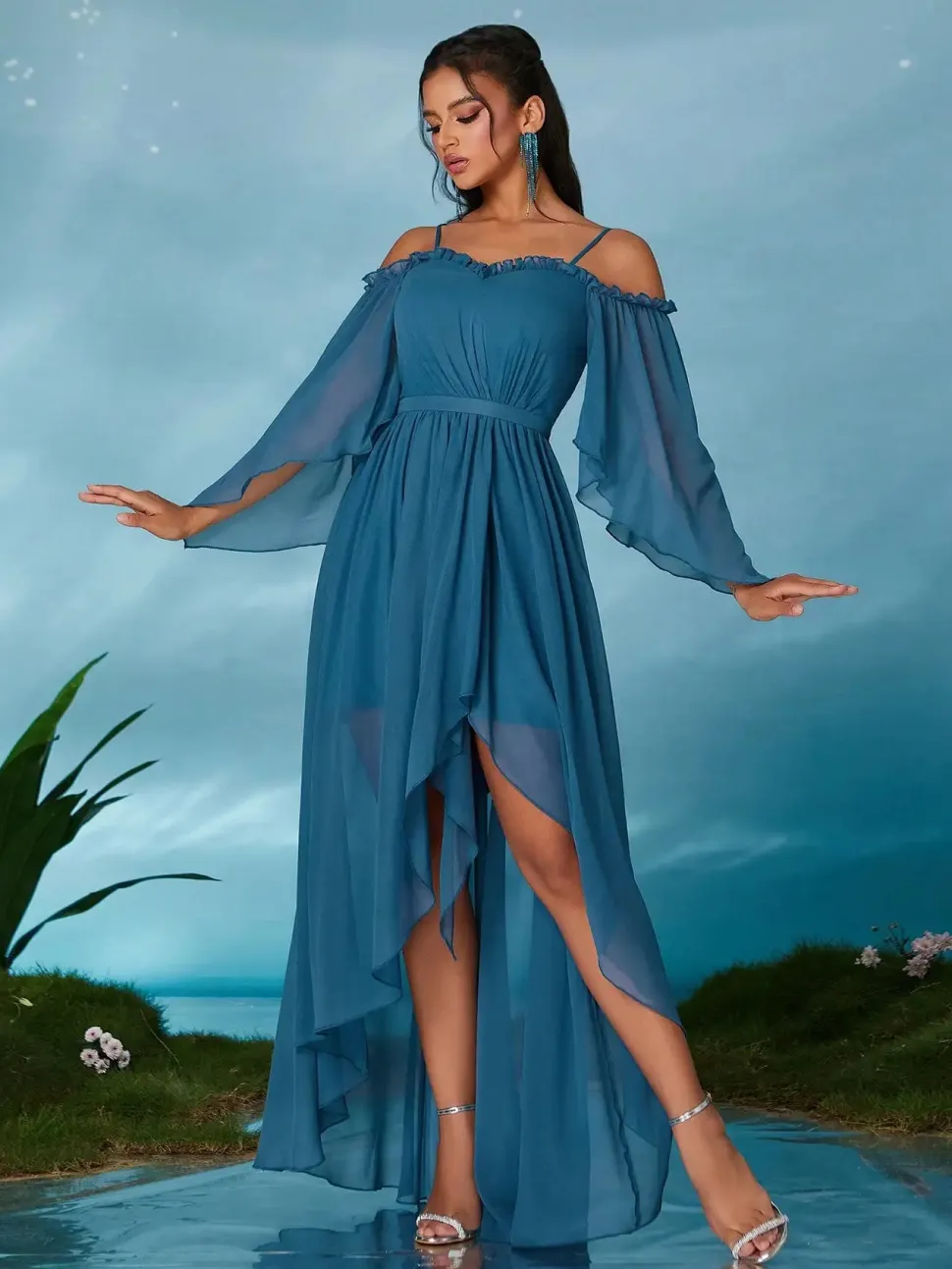 Robe de soirée bleue asymétrique à manches fluides