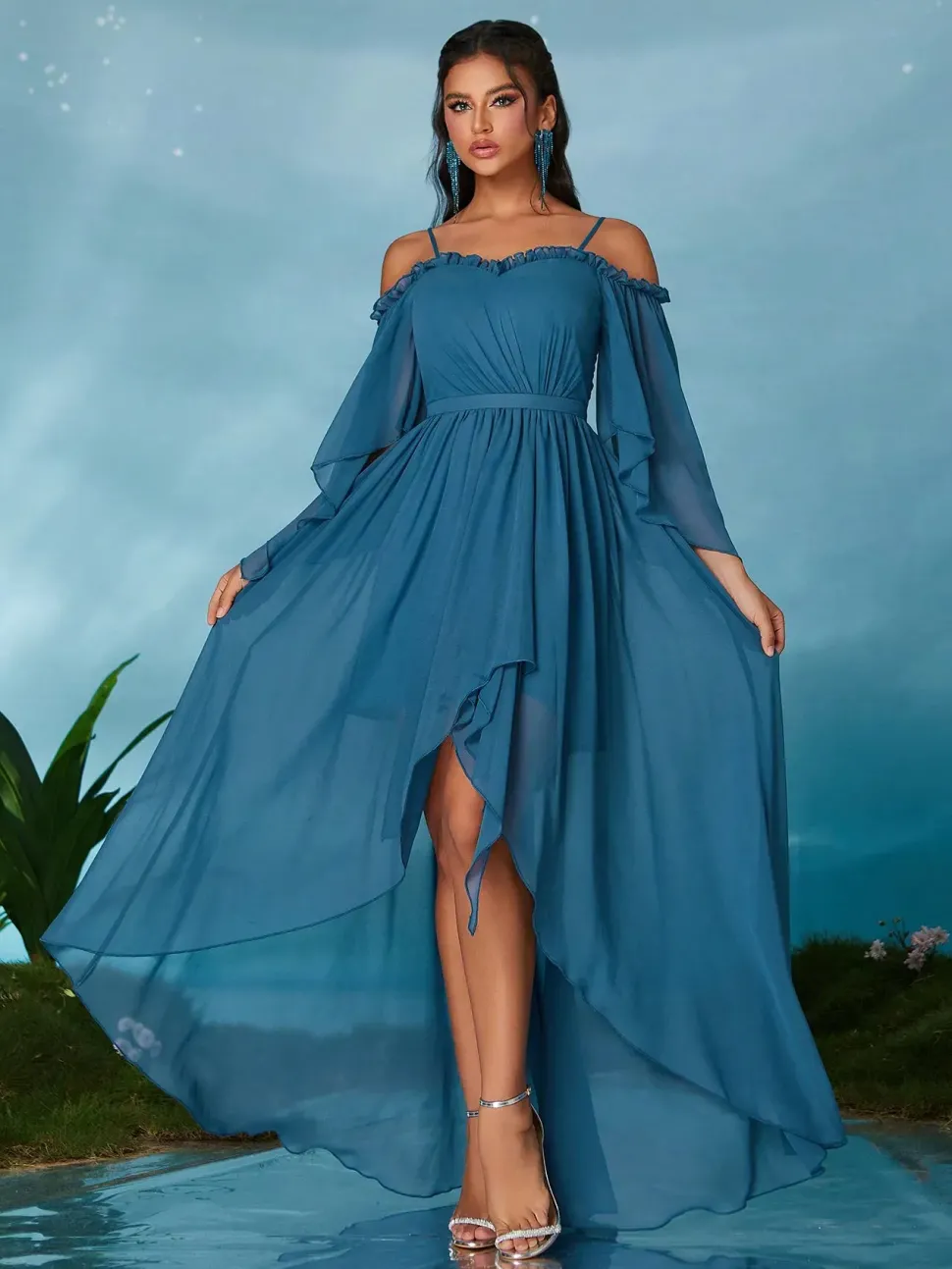 Robe de soirée bleue asymétrique à manches fluides