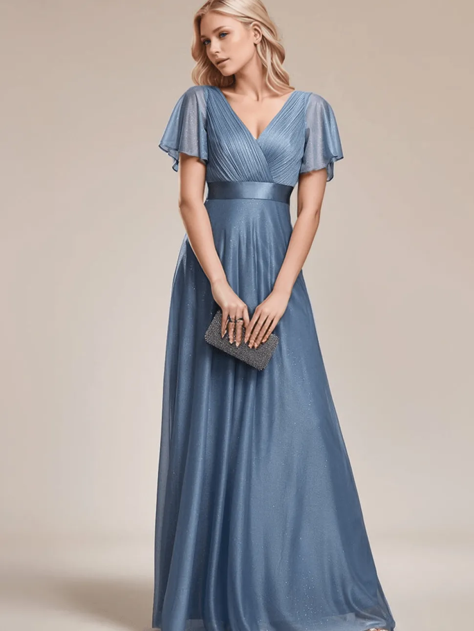 Robe de soirée bleue longue à volants et décolleté plongeant