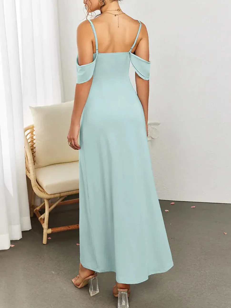 Robe de soirée à bretelles fines vert menthe buste froncé