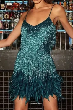 Robe de soirée courte à franges et plumes