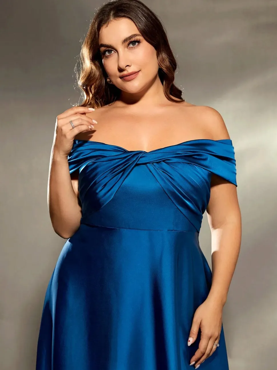 Robe de soirée grande taille en satin bleu