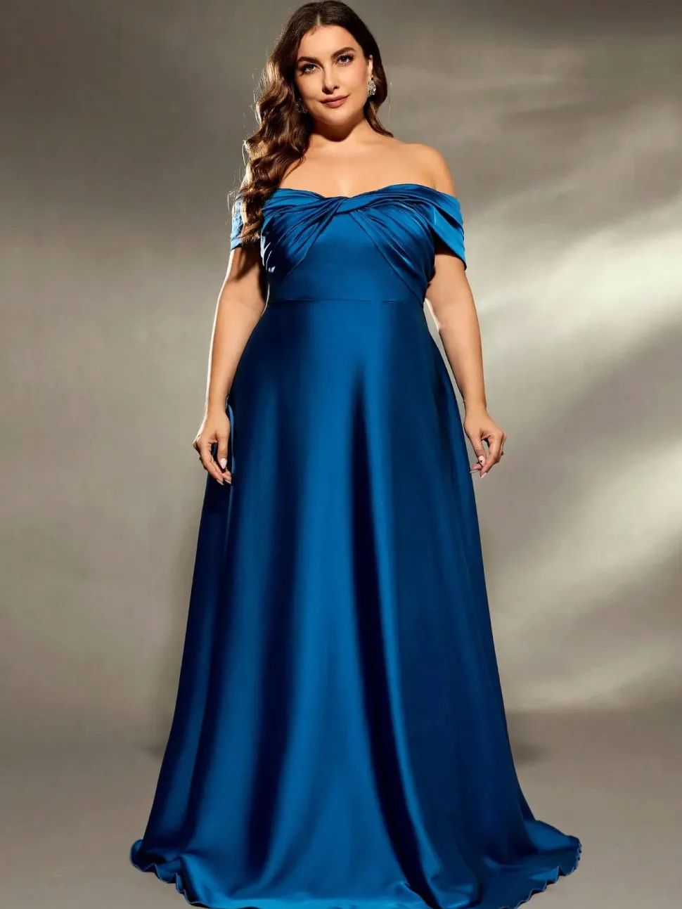 Robe de soirée grande taille en satin bleu