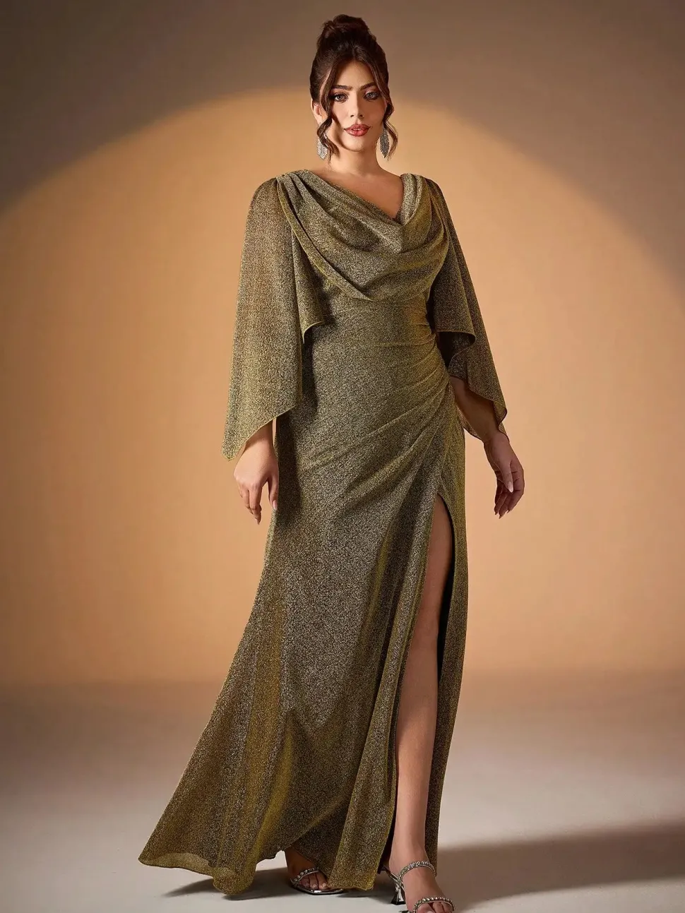 Robe de soirée grande taille fendue dorée manches évasées