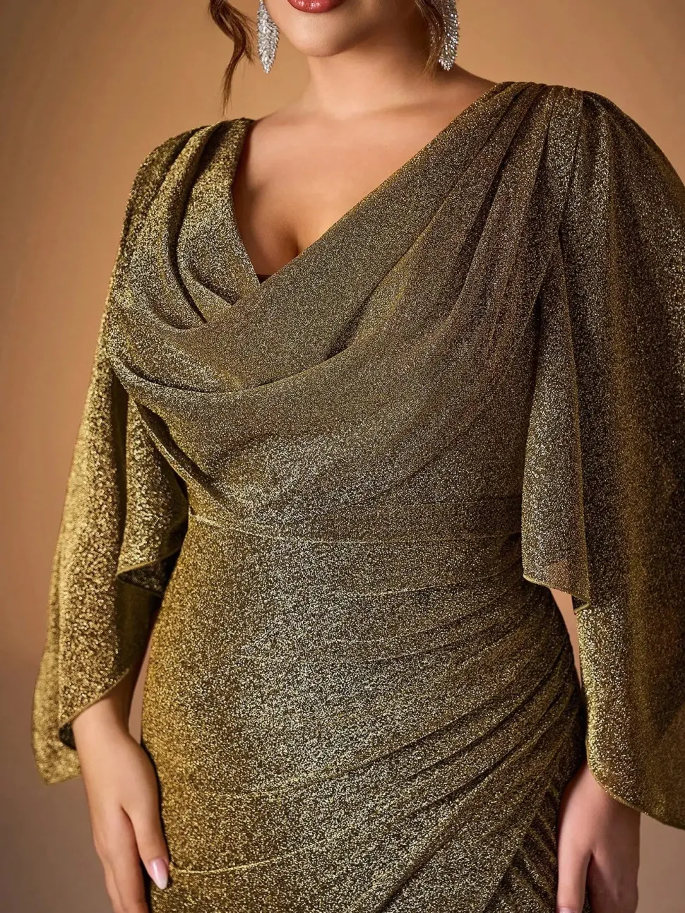 Robe de soirée grande taille fendue dorée manches évasées