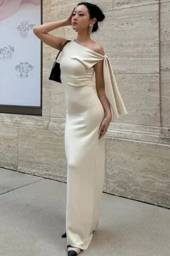 Robe de soirée longue avec une épaule dénudée