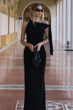 Robe de soirée longue avec une épaule dénudée