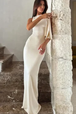 Robe de soirée longue avec une épaule dénudée
