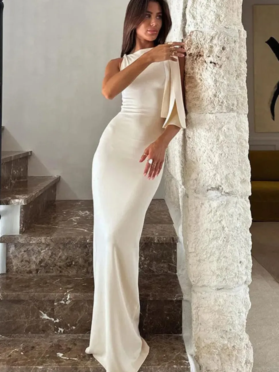 Robe de soirée longue avec une épaule dénudée